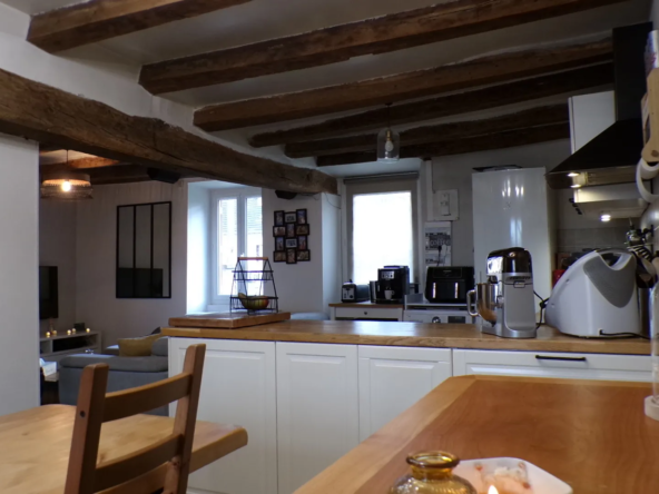 Maison rénovée avec piscine chauffée sur terrain de 1336 m² à Cuffy 
