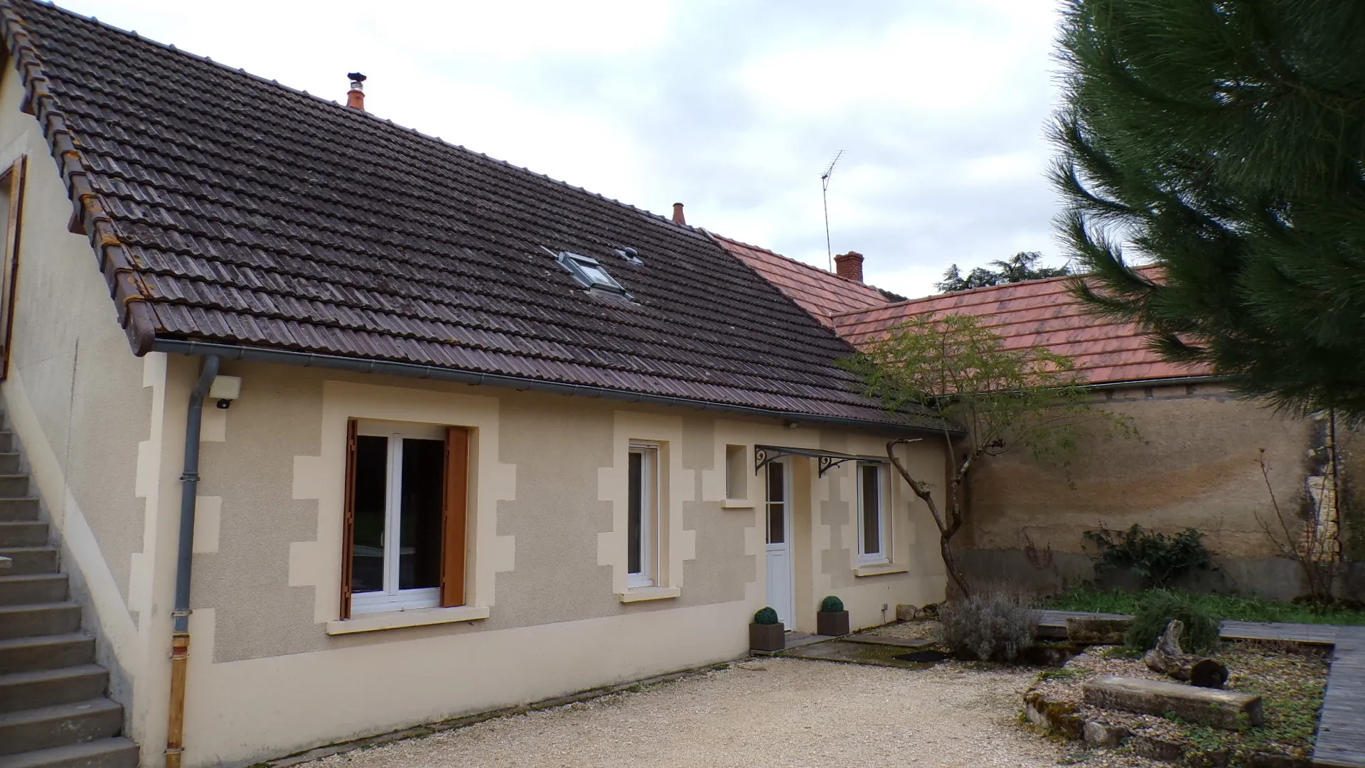 Maison rénovée avec piscine chauffée sur terrain de 1336 m² à Cuffy 