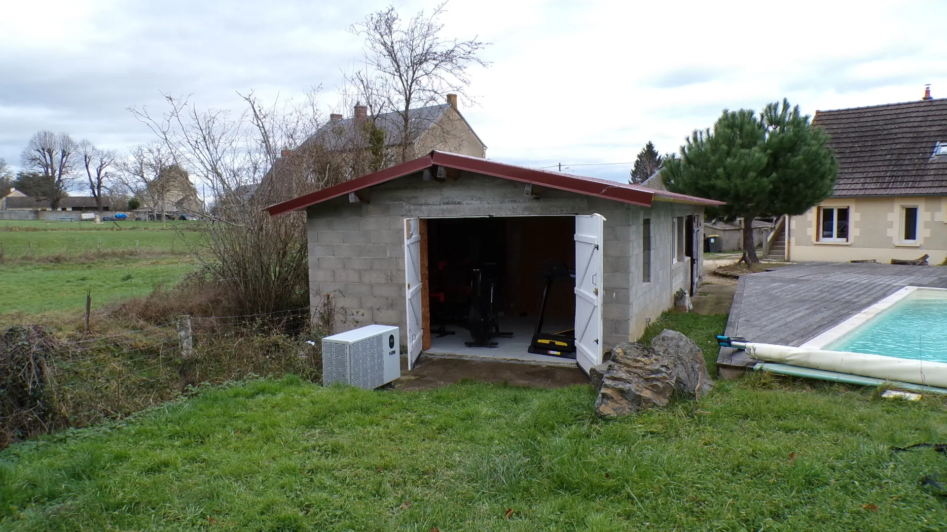 Maison rénovée avec piscine chauffée sur terrain de 1336 m² à Cuffy 