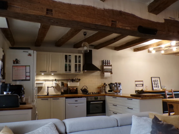 Maison rénovée avec piscine chauffée sur terrain de 1336 m² à Cuffy 