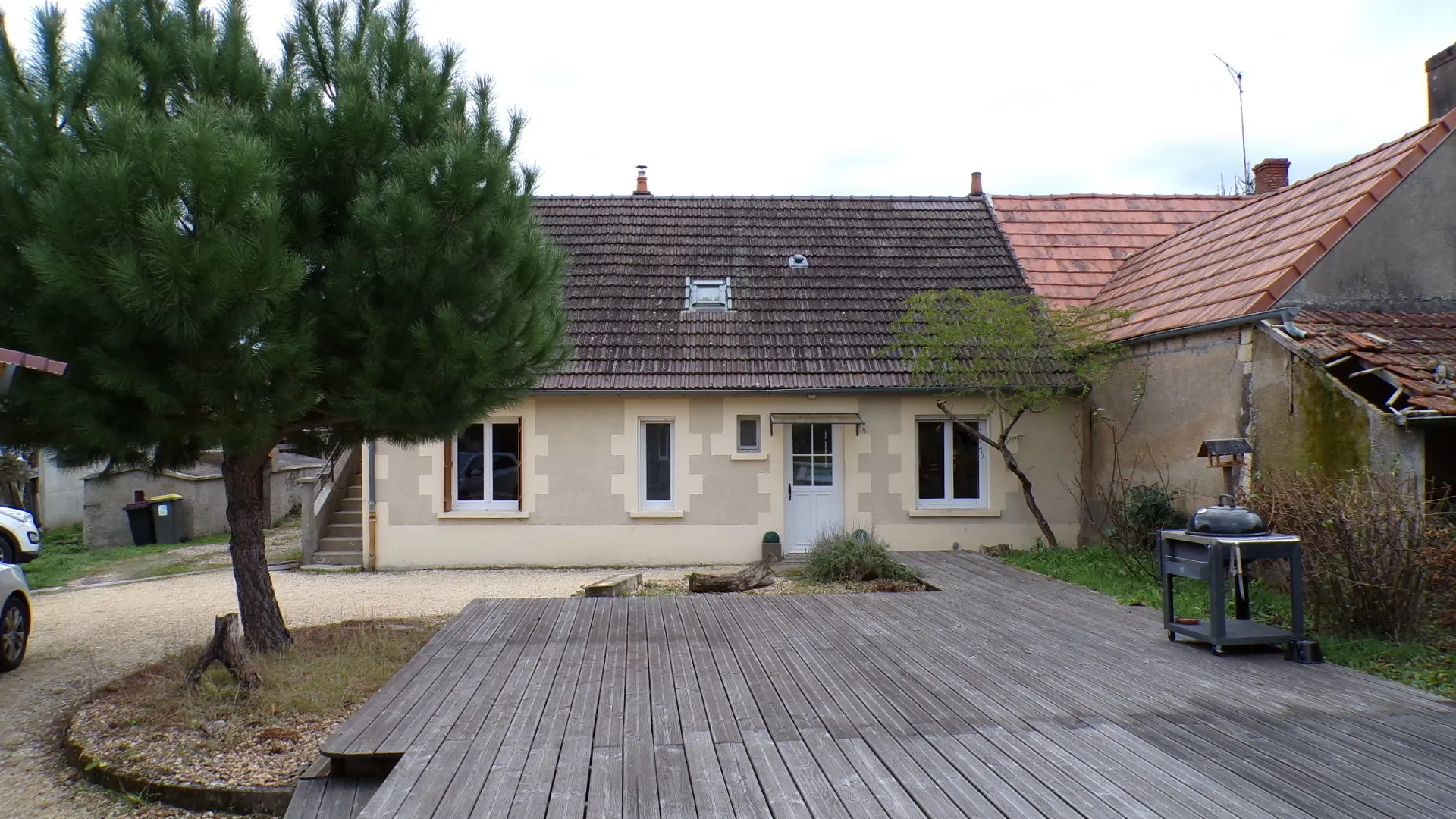 Maison rénovée avec piscine chauffée sur terrain de 1336 m² à Cuffy 
