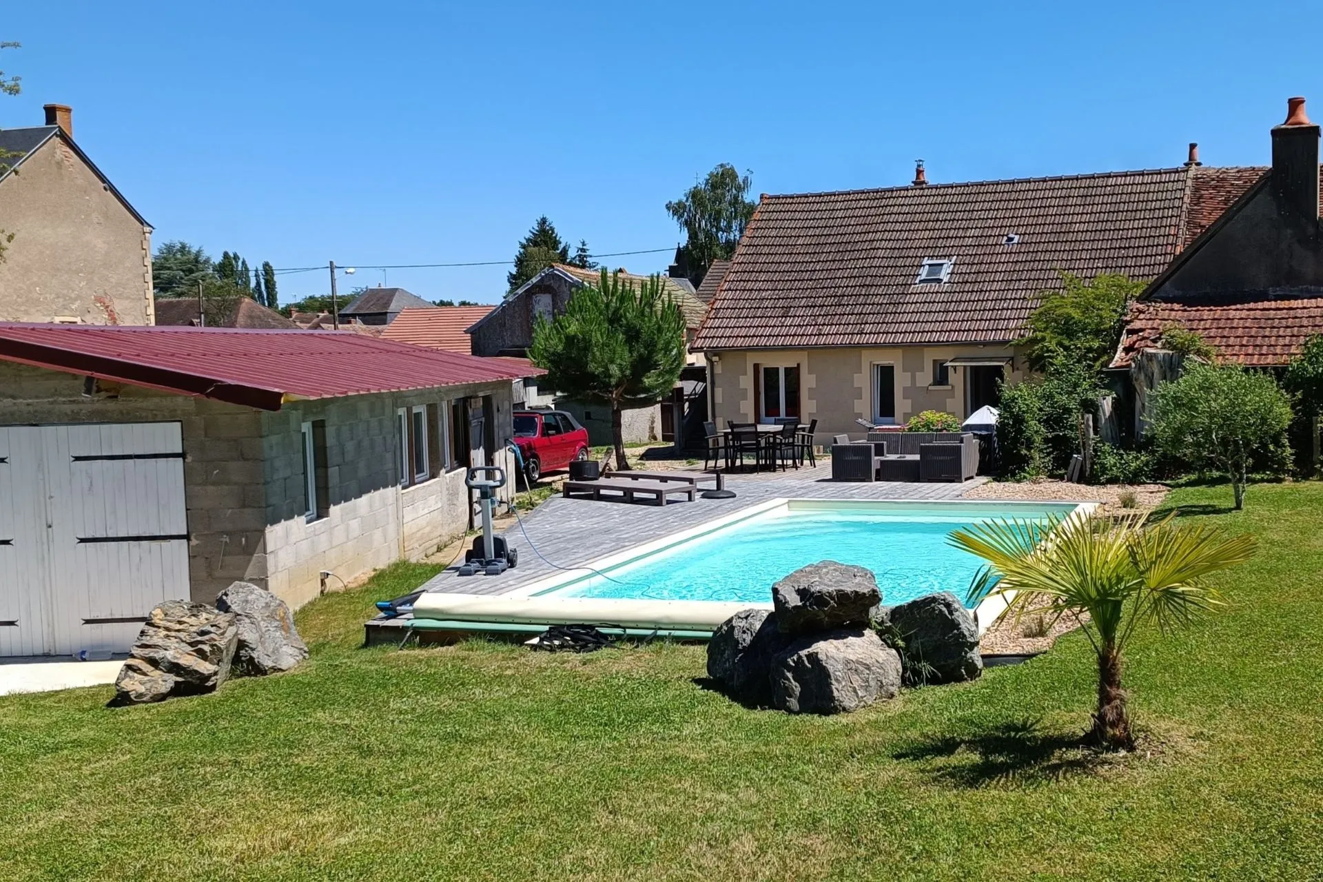 Maison rénovée avec piscine chauffée sur terrain de 1336 m² à Cuffy 