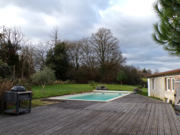 Maison rénovée avec piscine chauffée sur terrain de 1336 m² à Cuffy 