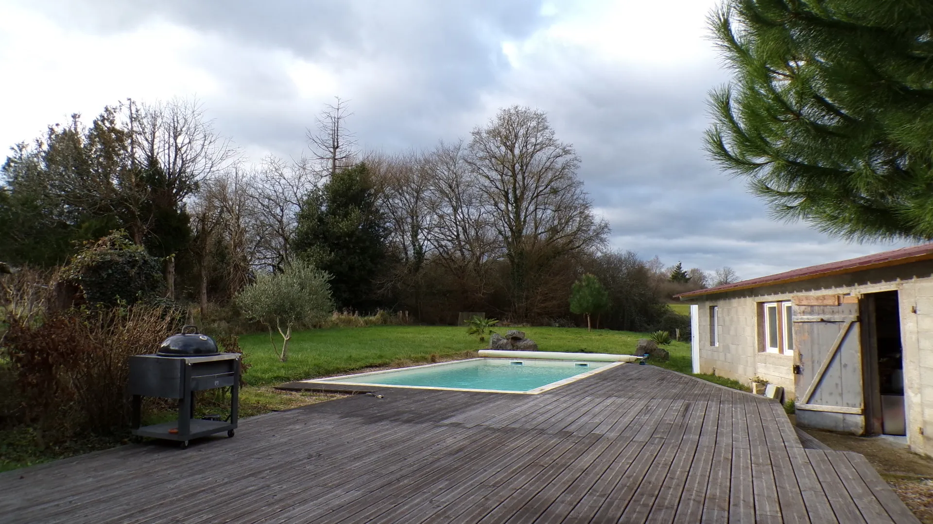 Maison rénovée avec piscine chauffée sur terrain de 1336 m² à Cuffy 