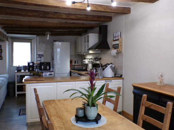 Maison rénovée avec piscine chauffée sur terrain de 1336 m² à Cuffy 