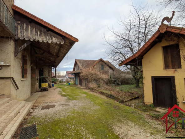 Propriété de charme avec multiples possibilités et 5500m2 de terrain à Chaumergy 
