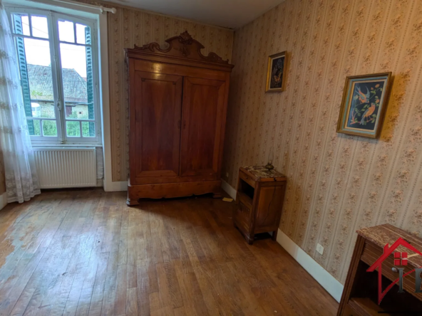 Propriété de charme avec multiples possibilités et 5500m2 de terrain à Chaumergy 