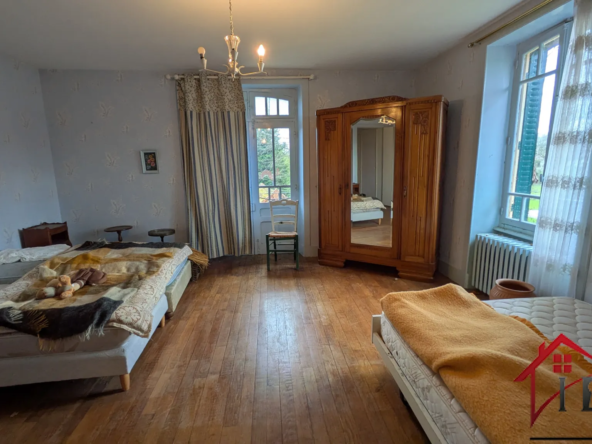 Propriété de charme avec multiples possibilités et 5500m2 de terrain à Chaumergy 