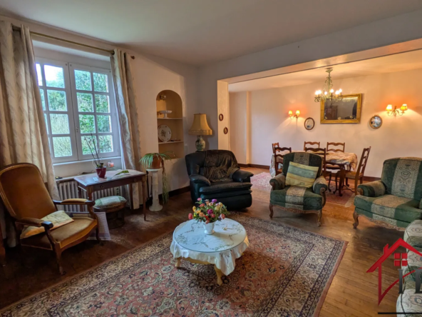 Propriété de charme avec multiples possibilités et 5500m2 de terrain à Chaumergy 