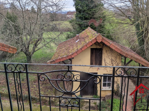 Propriété de charme avec multiples possibilités et 5500m2 de terrain à Chaumergy 