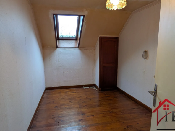 Propriété de charme avec multiples possibilités et 5500m2 de terrain à Chaumergy 