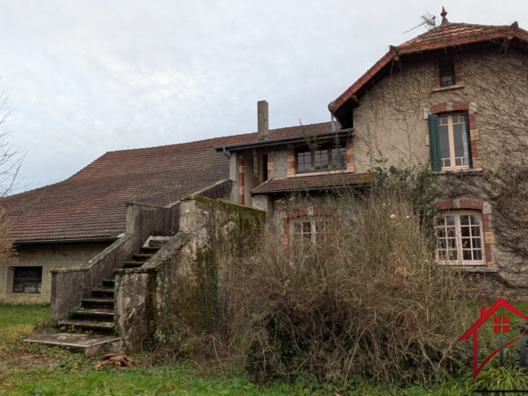 Propriété de charme avec multiples possibilités et 5500m2 de terrain à Chaumergy 