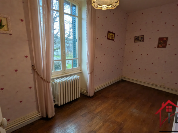 Propriété de charme avec multiples possibilités et 5500m2 de terrain à Chaumergy 
