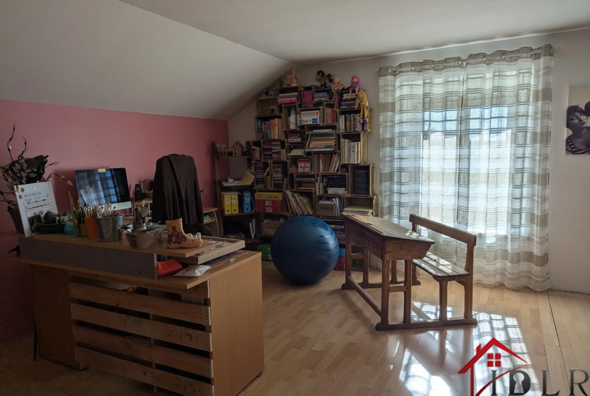 À vendre : Spacieuse maison de village à Pierrecourt 