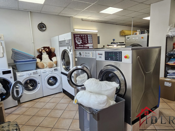 Ensemble immobilier avec fonds de commerce de pressing à Wassy 
