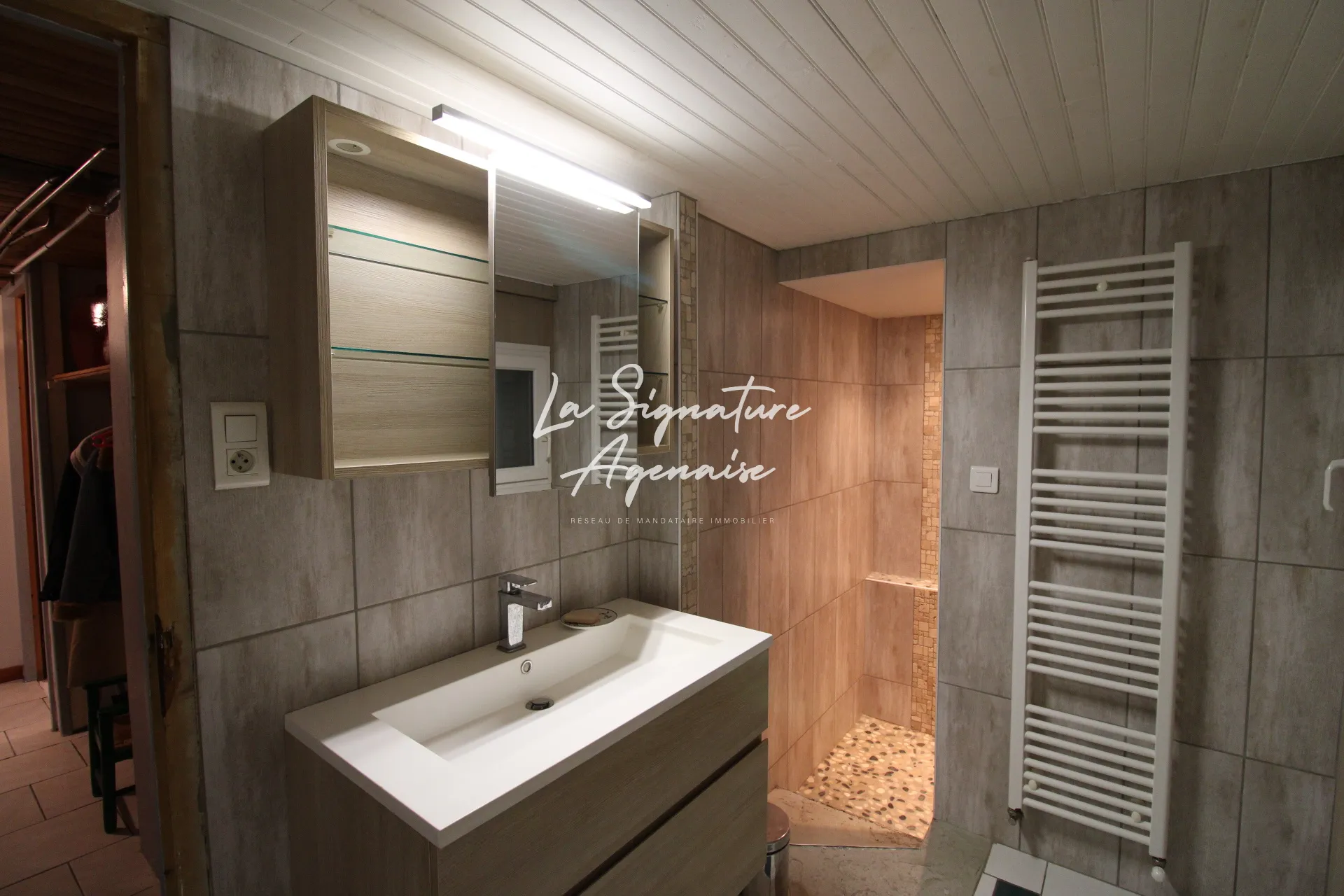 Maison en pierre de 180m2 avec piscine à Damazan 
