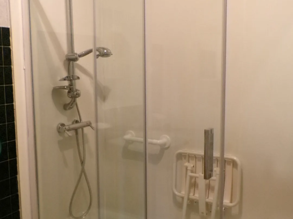Maison de plain-pied au centre de Saint-Bonnet-Tronçais avec cour privée 