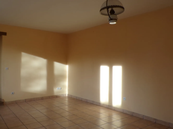 Maison de plain-pied au centre de Saint-Bonnet-Tronçais avec cour privée 