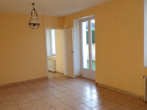 Maison de plain-pied au centre de Saint-Bonnet-Tronçais avec cour privée 