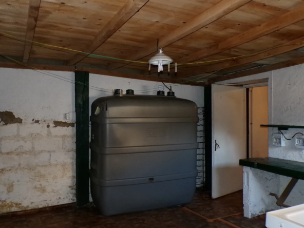 Maison de plain-pied au centre de Saint-Bonnet-Tronçais avec cour privée 