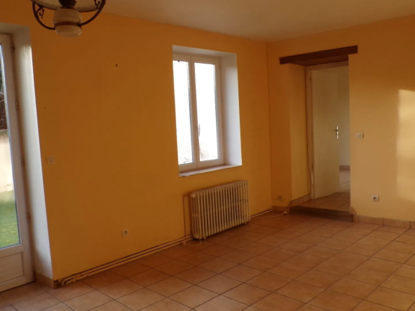 Maison de plain-pied au centre de Saint-Bonnet-Tronçais avec cour privée 