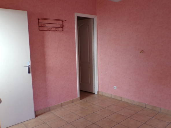 Maison de plain-pied au centre de Saint-Bonnet-Tronçais avec cour privée 