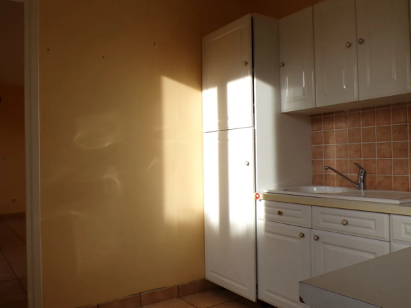 Maison de plain-pied au centre de Saint-Bonnet-Tronçais avec cour privée 