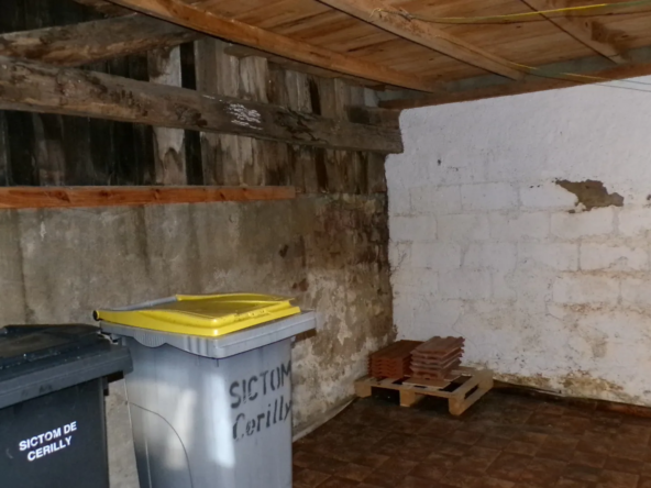 Maison de plain-pied au centre de Saint-Bonnet-Tronçais avec cour privée 