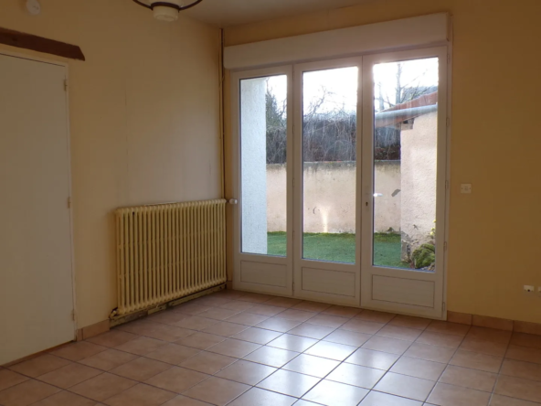 Maison de plain-pied au centre de Saint-Bonnet-Tronçais avec cour privée 