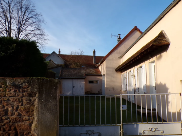 Maison de plain-pied au centre de Saint-Bonnet-Tronçais avec cour privée 