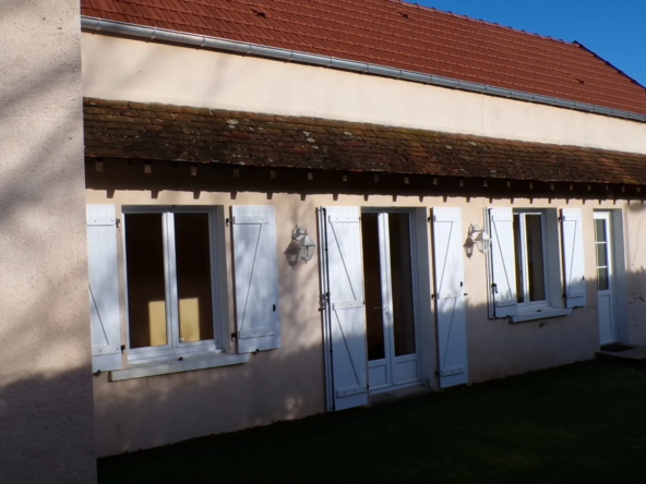 Maison de plain-pied au centre de Saint-Bonnet-Tronçais avec cour privée 