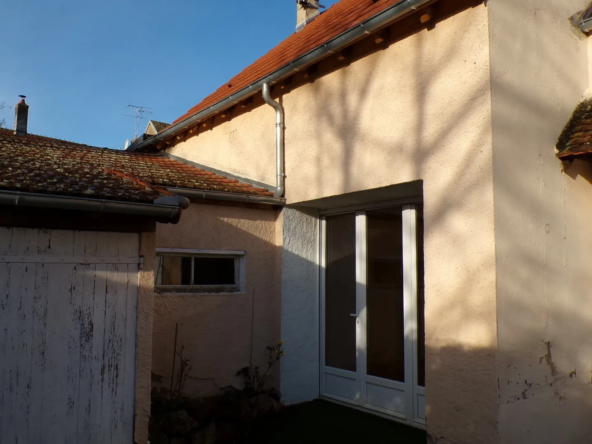 Maison de plain-pied au centre de Saint-Bonnet-Tronçais avec cour privée 