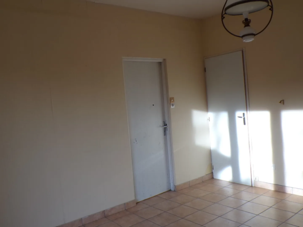 Maison de plain-pied au centre de Saint-Bonnet-Tronçais avec cour privée 