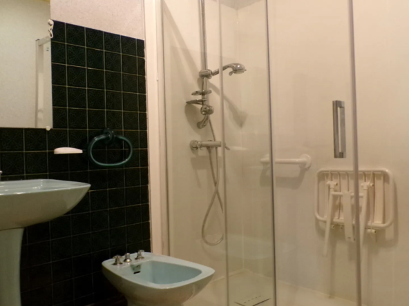 Maison de plain-pied au centre de Saint-Bonnet-Tronçais avec cour privée 
