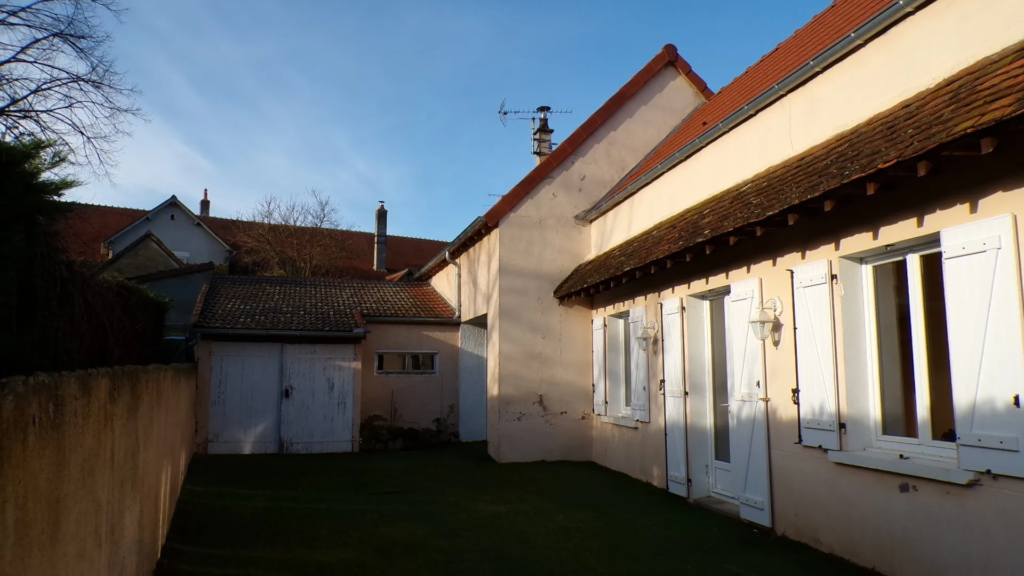 Maison de plain-pied au centre de Saint-Bonnet-Tronçais avec cour privée