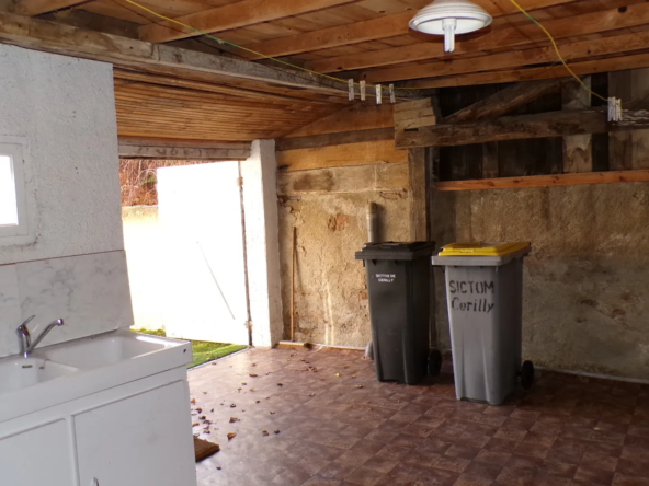 Maison de plain-pied au centre de Saint-Bonnet-Tronçais avec cour privée 