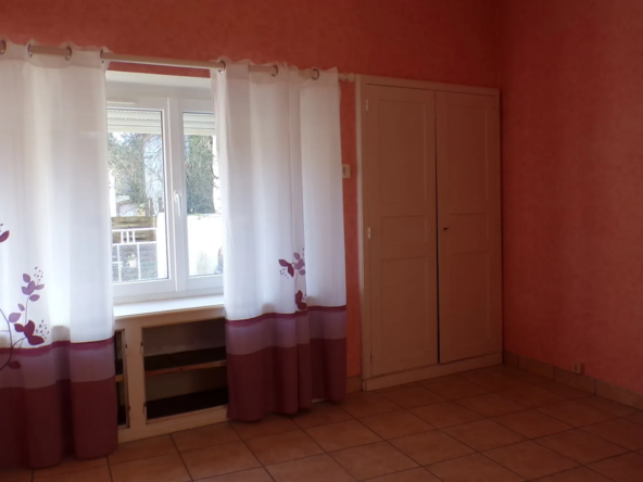 Maison de plain-pied au centre de Saint-Bonnet-Tronçais avec cour privée 