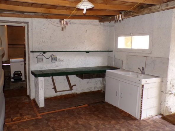 Maison de plain-pied au centre de Saint-Bonnet-Tronçais avec cour privée 