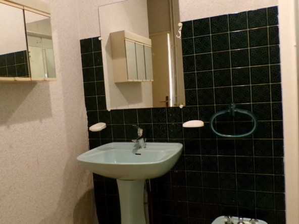 Maison de plain-pied au centre de Saint-Bonnet-Tronçais avec cour privée 