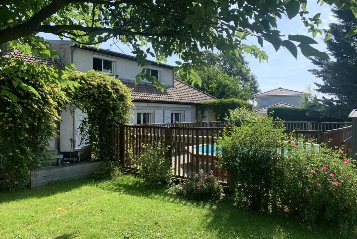 Maison Familiale avec Piscine à Espinasse-Vozelle 