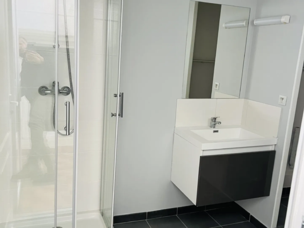 À vendre : Appartement de type 2 avec cour à Lunel 