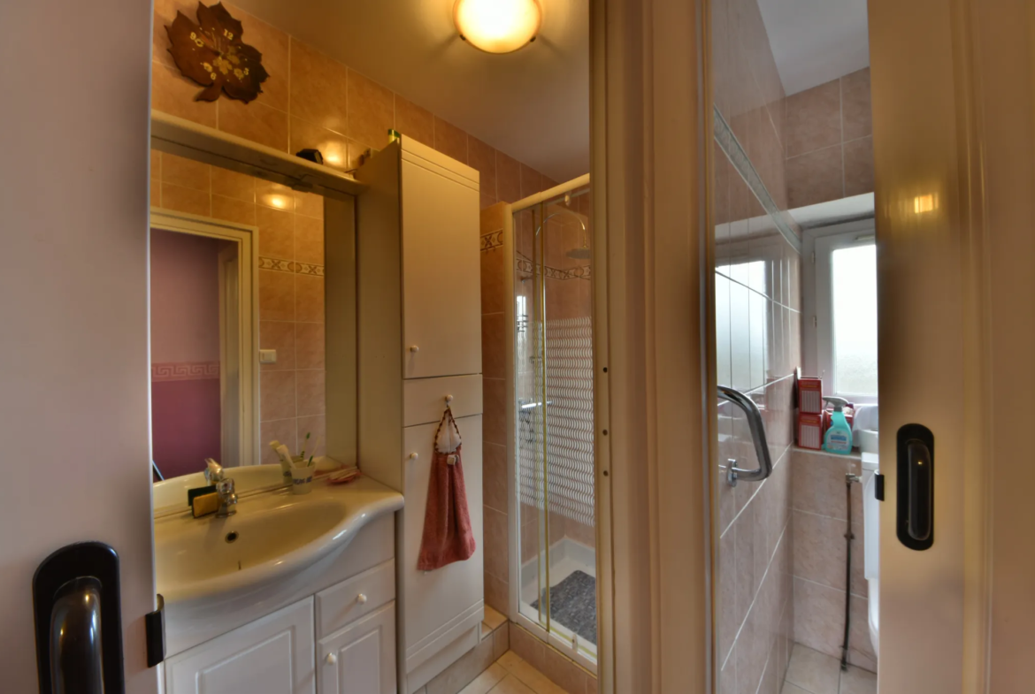 Maison de village et grange à vendre à St Pardoux La Croisille 