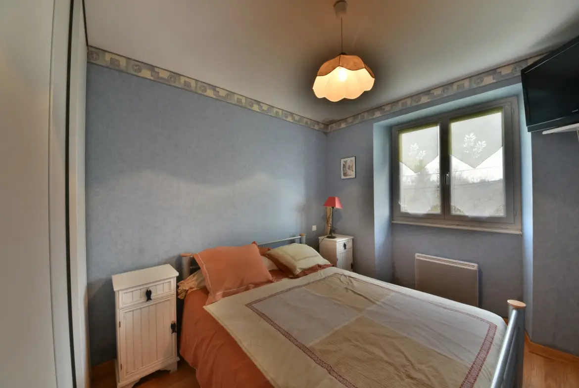 Maison de village et grange à vendre à St Pardoux La Croisille 