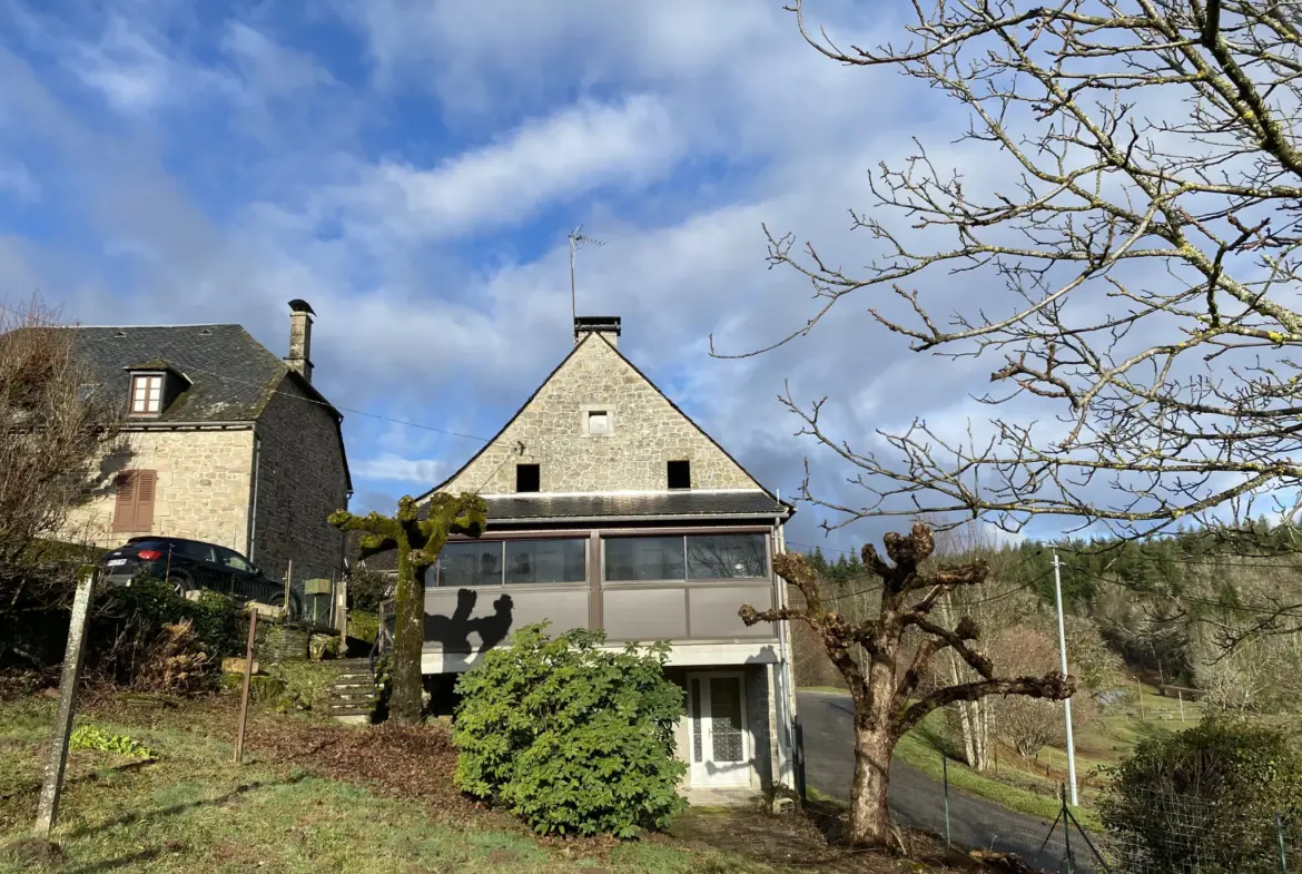 Maison de village et grange à vendre à St Pardoux La Croisille 