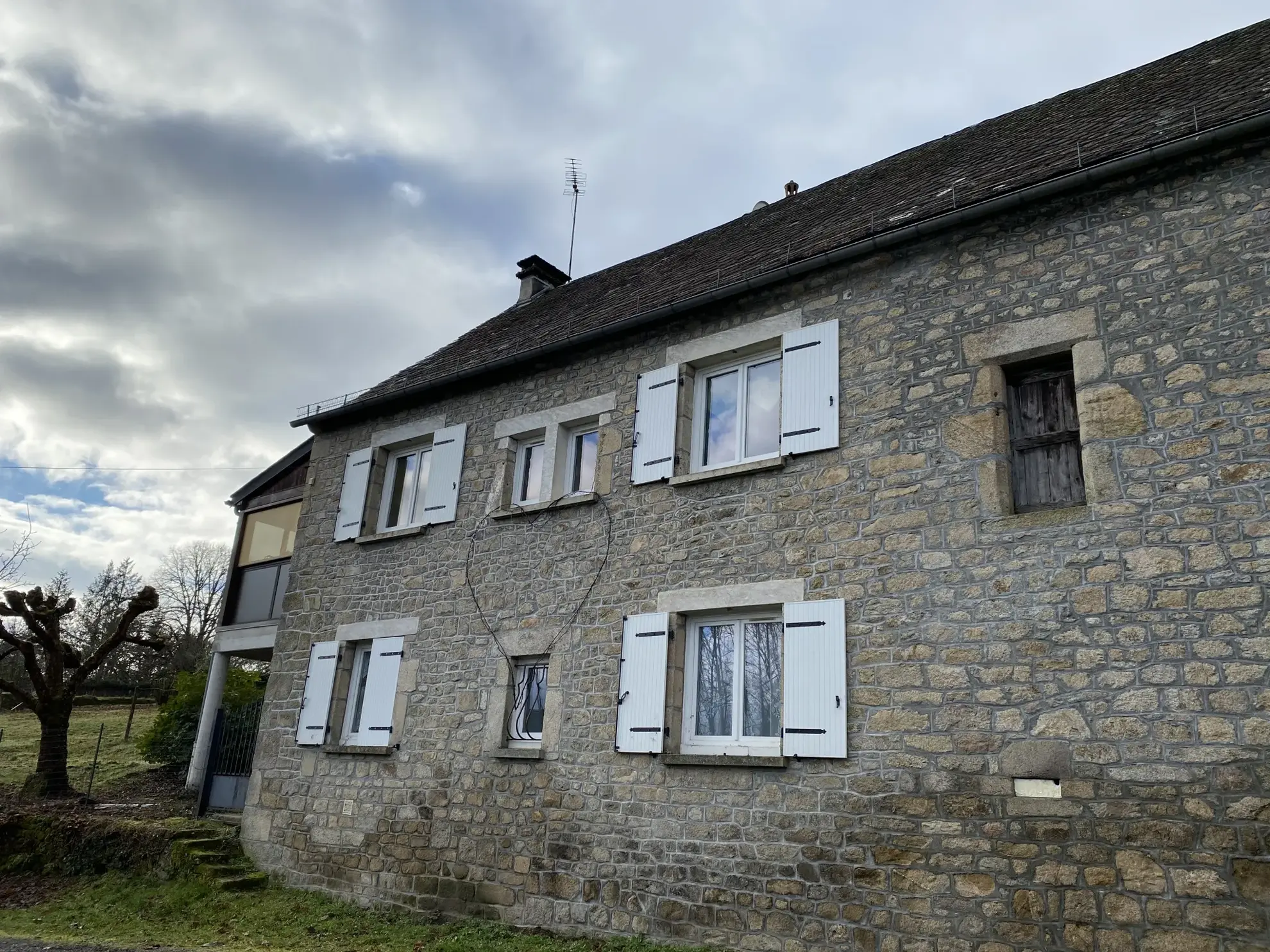 Maison de village et grange à vendre à St Pardoux La Croisille 