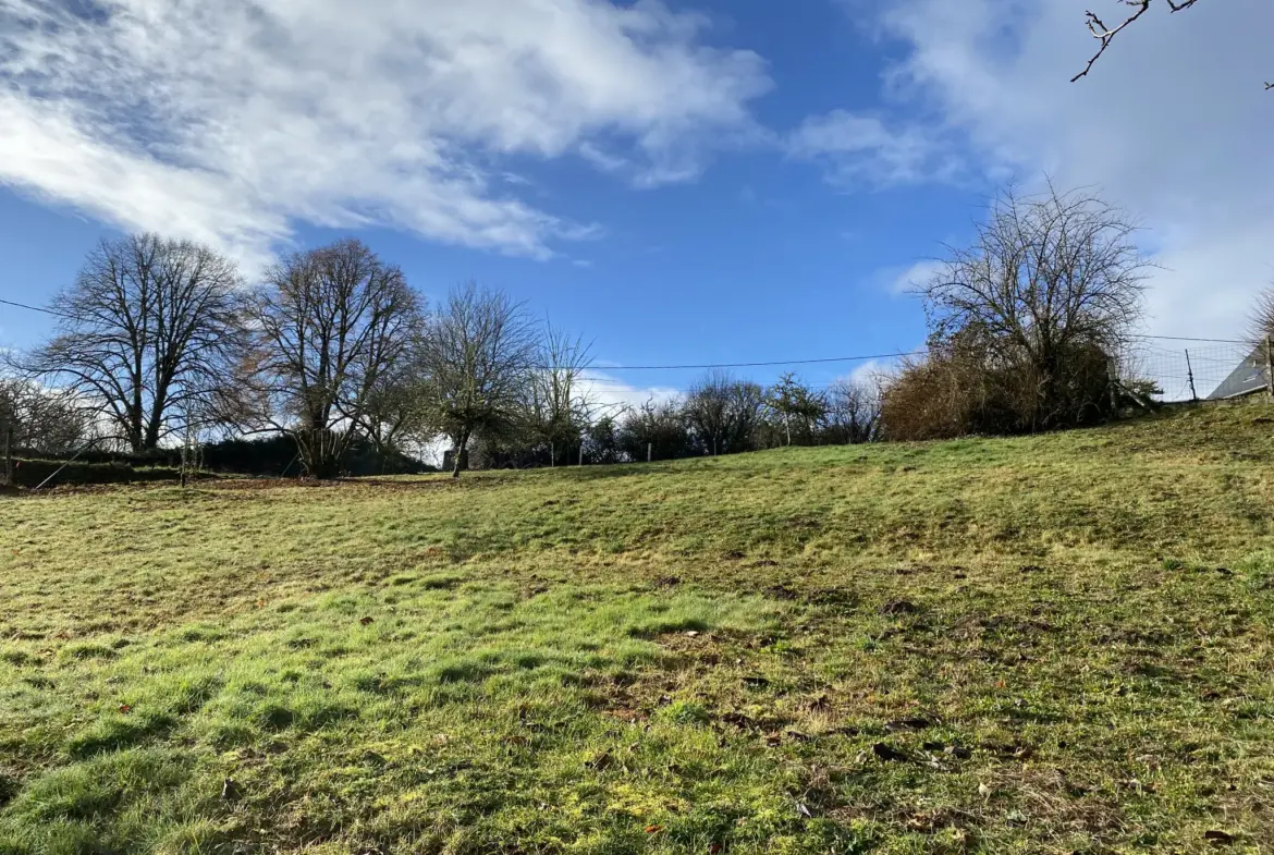 Maison de village et grange à vendre à St Pardoux La Croisille 