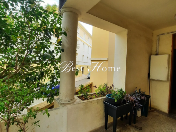 Maison de Ville à Vendre à Nîmes - Investissement Idéal 