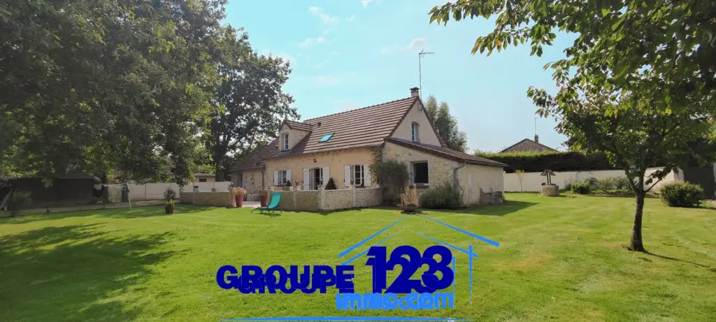 Pavillon spacieux avec terrain et garage indépendant à Villechetive