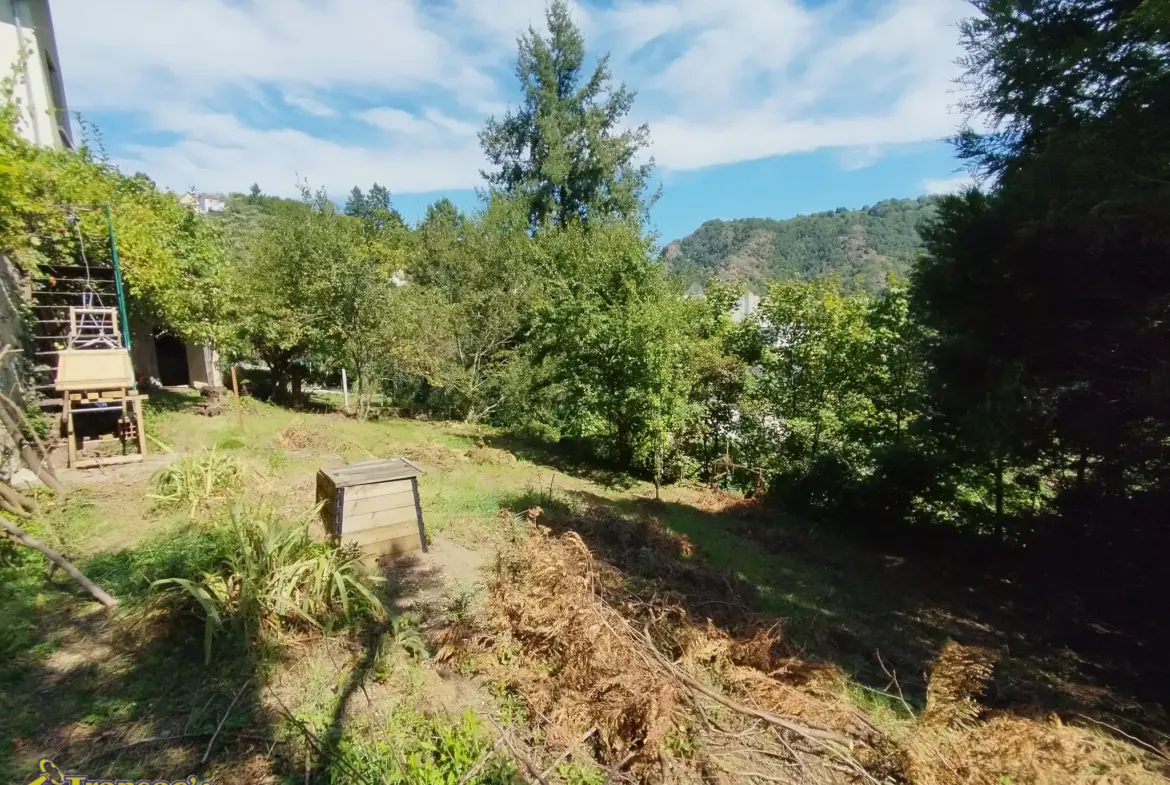 Immeuble à vendre à Thiers avec 3 appartements et atelier 