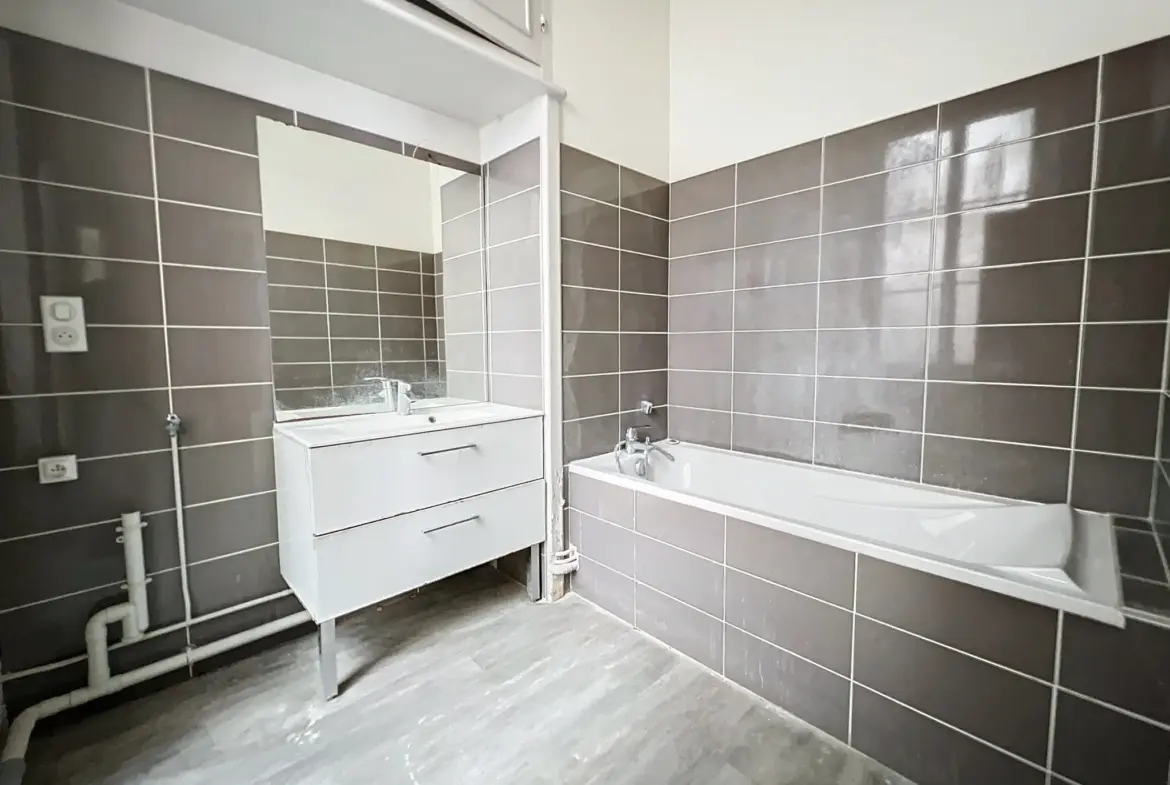 Appartement T2 de 71 m² à rénover en hyper centre de Villefranche 